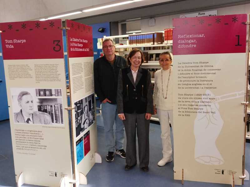 Jordi Sala, Isabel Verdaguer i Montserrat Verdaguer al costat d'uns plafons de la mostra.